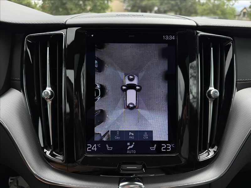 Volvo XC60 B4 2.0d 4X4 R-Design - fotka 19 z 29