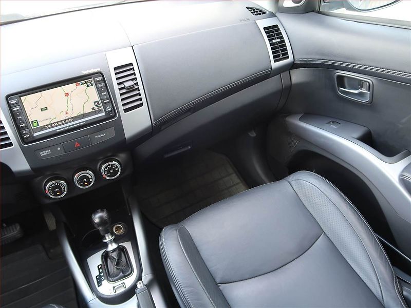 Mitsubishi Outlander (2010) 2.2 DI-D, 4X4, Automat - fotka 8 z 21