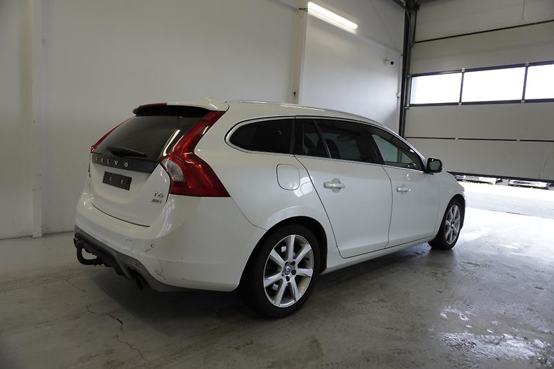 Volvo V60 2.0 T6  AWD R-DESIGN AUTOMAT - fotka 6 z 33