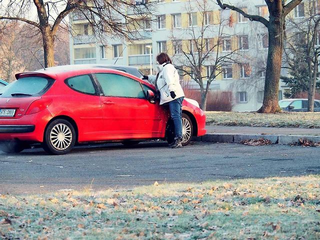 Mrzáz, námraza, namrzlé auto, okénko - Ilustrační foto