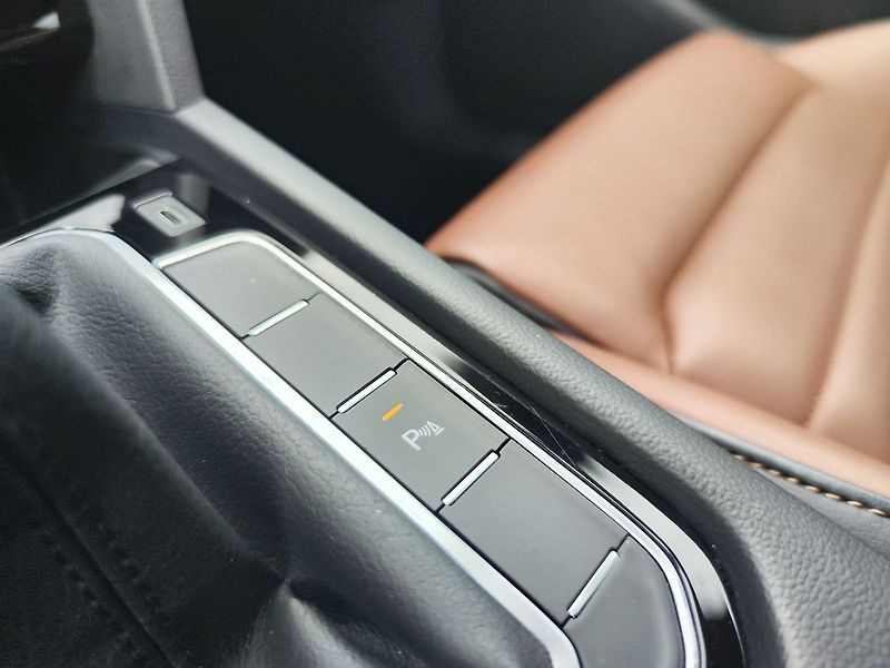 Volkswagen Passat 2.0 TDI/110kW Elegance - fotka 25 z 34
