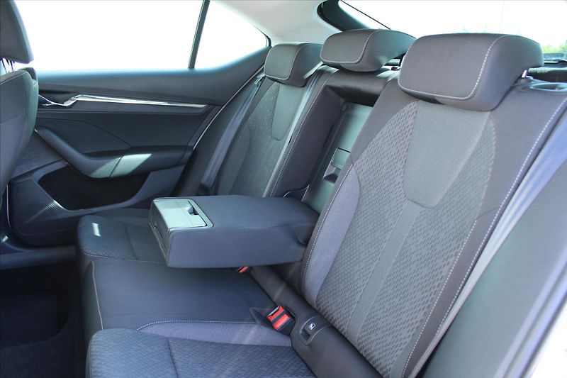 Škoda Octavia 2.0 TDI STYLE DPH 1.MAJITEL ČR - fotka 10 z 24
