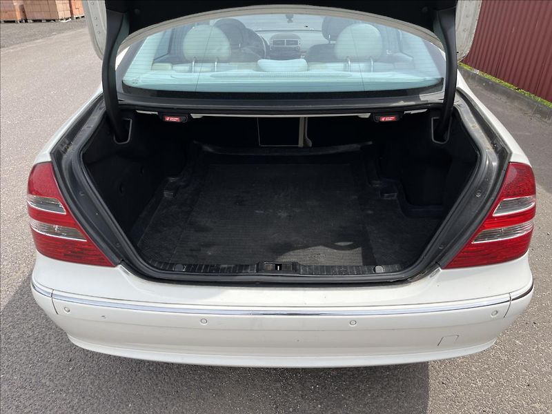 Mercedes-Benz Třídy E 3,2 i E320 AUT 165KW 4MATIC AC - fotka 32 z 34