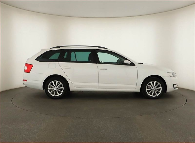Škoda Octavia (2015) 1.6 TDI, Tempomat - fotka 6 z 13
