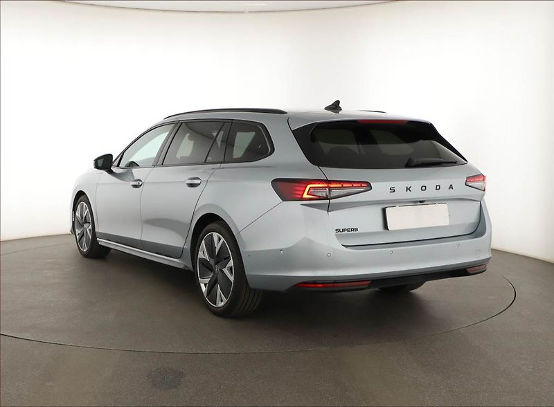 Škoda Superb (2025) 2.0 TDI, Sportline, Navigace - fotka 4 z 22