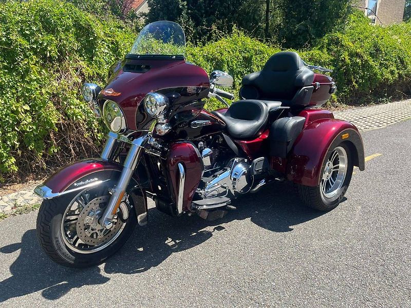 Harley-Davidson FLHTCUTG Tri Glide Ultra Classic (2015) - fotka 4 z 13