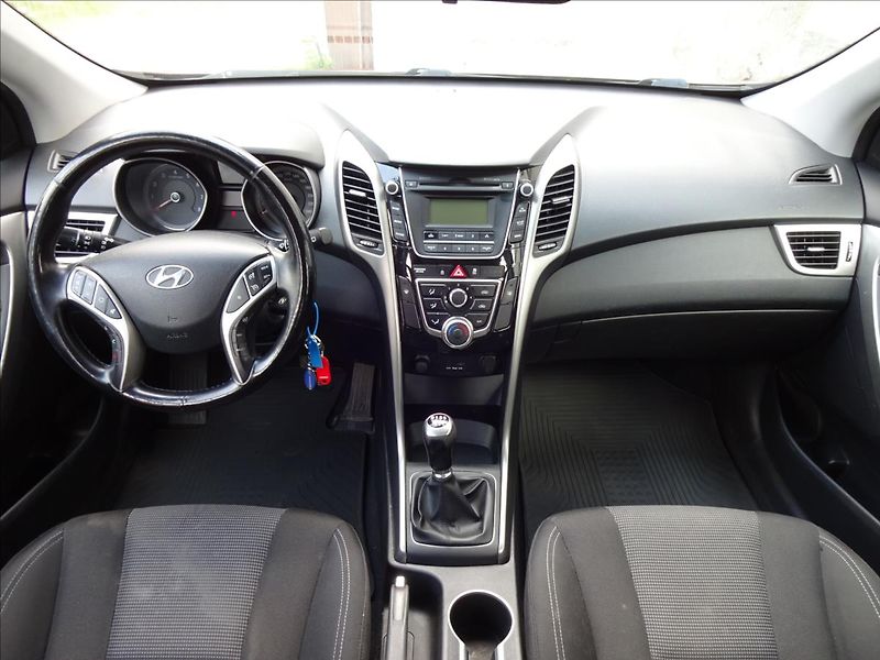 Hyundai i30 1,6i 88kW - fotka 30 z 48