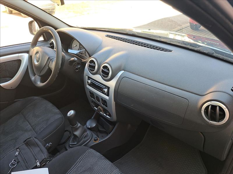 Dacia Sandero 1,2 16V klima - fotka 32 z 39