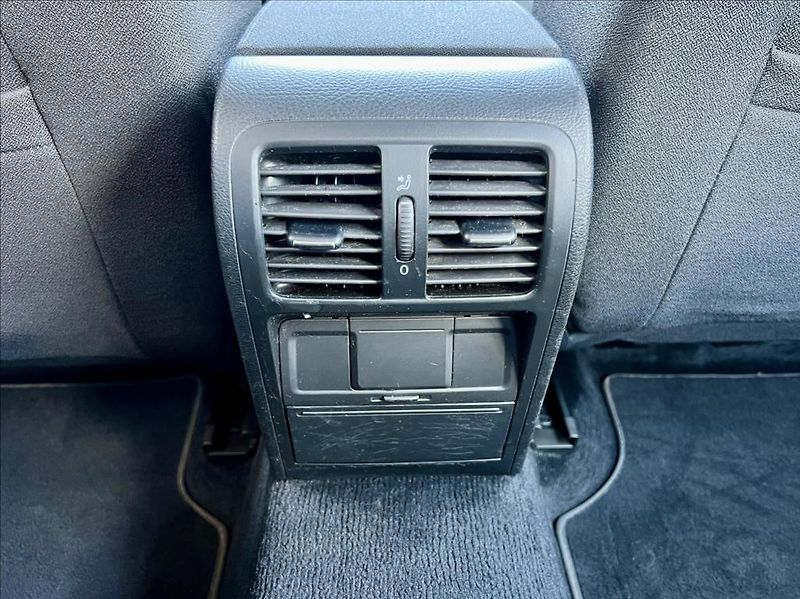 Volkswagen Passat 2,0 FSI  COMFORTLINE - fotka 28 z 28