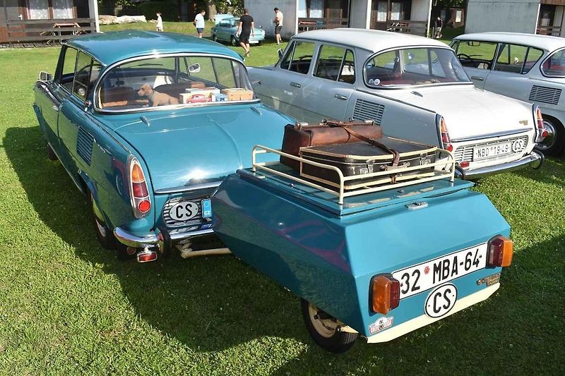 Škoda 1000 MBG s historickým pozadím.