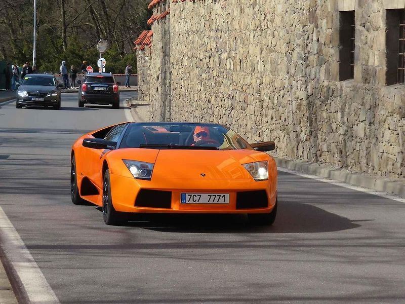 Michal a Jonáš Pavlíčkovi na startu. Rallye Spring Classic startovalo v sobotu 12. dubna dopoledne z jihočeského Tábora. Na trasu 231 kilometrů vyrazilo 100 posádek.