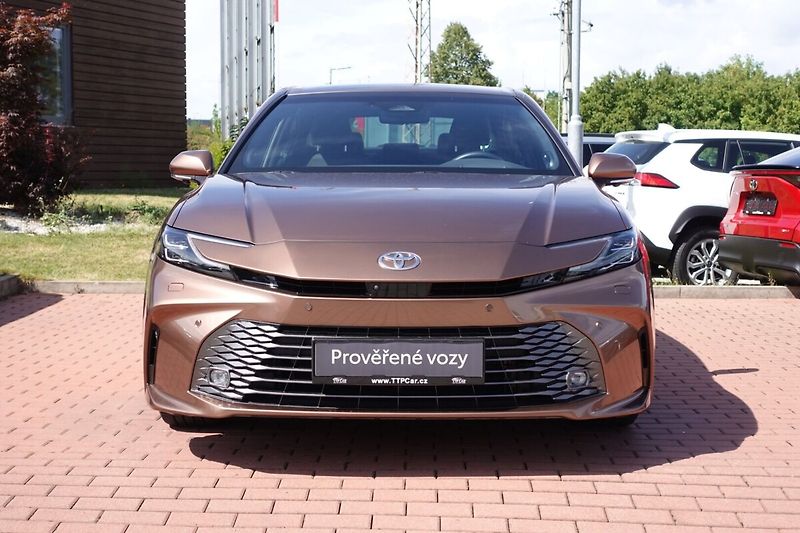 Toyota Camry 2,5 HEV Executive - fotka 2 z 35