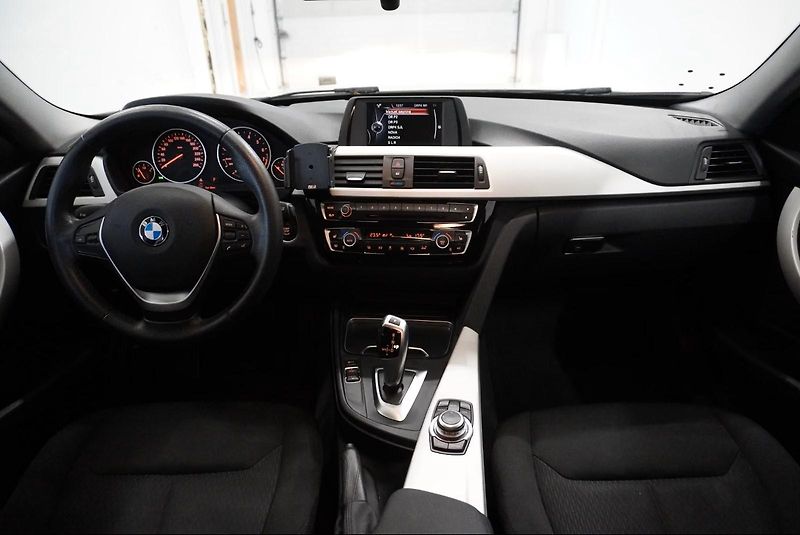 BMW Řada 3 318 AUTOMAT - fotka 17 z 32