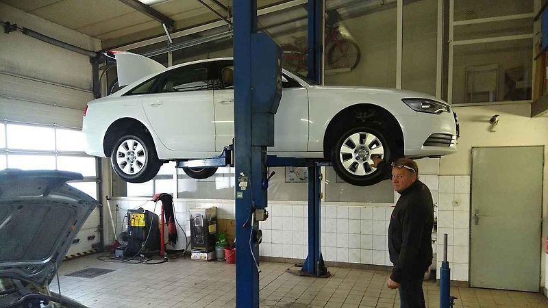 Témeř 5 metrů dlouhý sedan skýtá dostatek pohodlí pro celou posádku