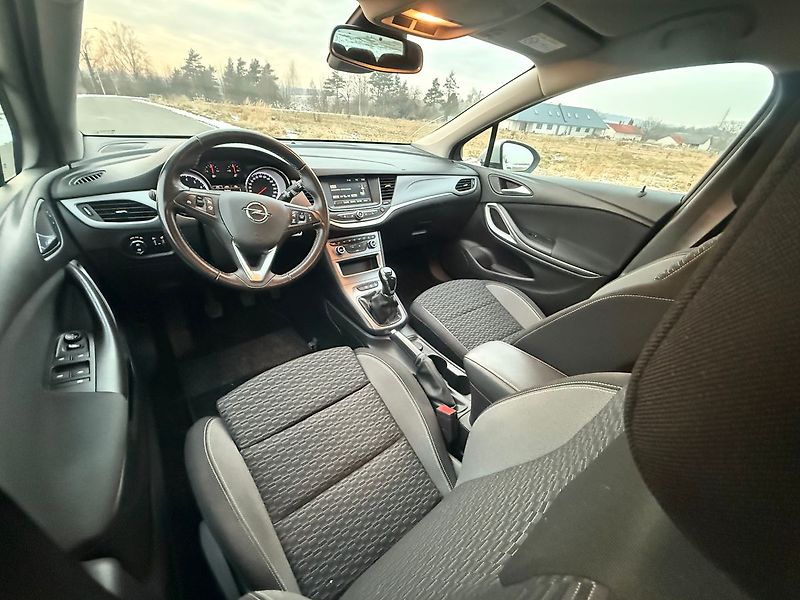 Opel Astra 1,2  81 kW SPORTS TOURER - fotka 9 z 18