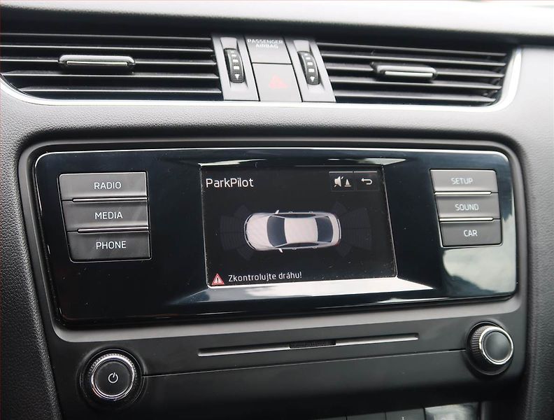 Škoda Octavia (2015) 1.6 TDI, Tempomat - fotka 17 z 17