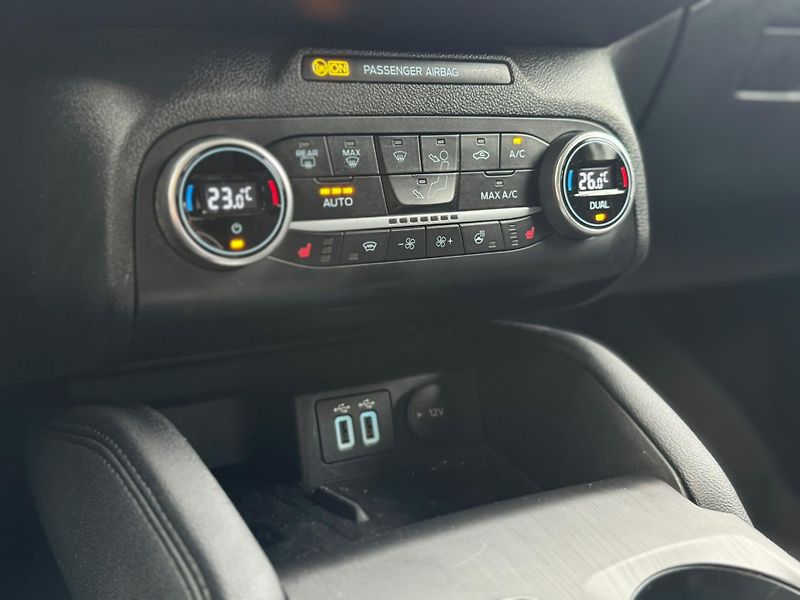 Ford Focus 1.5 TITAN. ČR 1.MAJ NEBOURÁNO - fotka 10 z 29