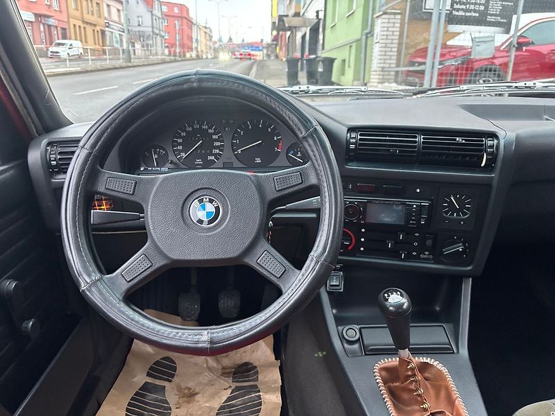 BMW Řada 3 E30-318i/1986/2.maj. garážován - fotka 19 z 50