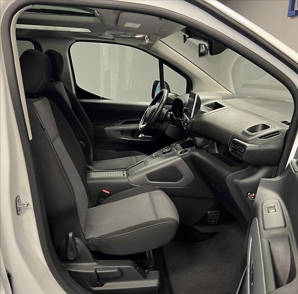 Toyota ProAce City Verso 1,5 D 8AT FAMILY L1 - fotka 9 z 16