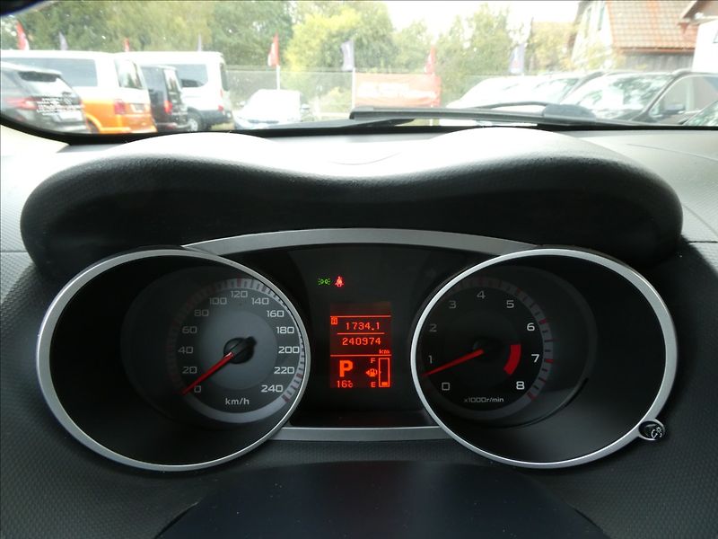 Mitsubishi Outlander 2,4 i 125kW 7.míst,4x4,automat - fotka 31 z 35
