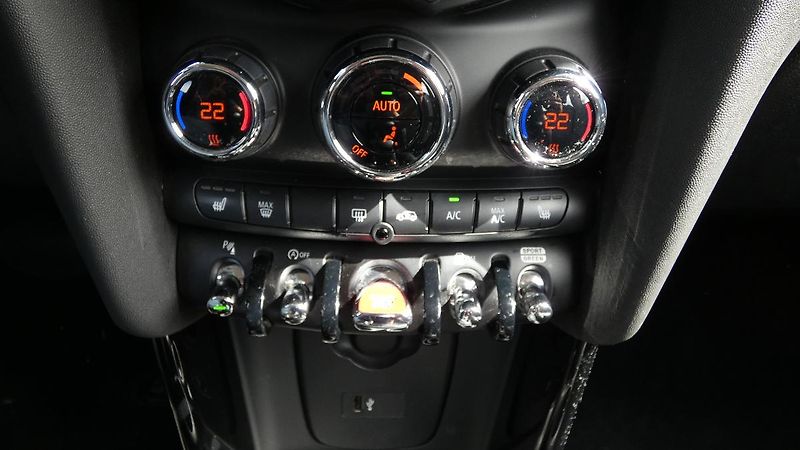 Mini Cooper 1.5T  5dv - fotka 16 z 22
