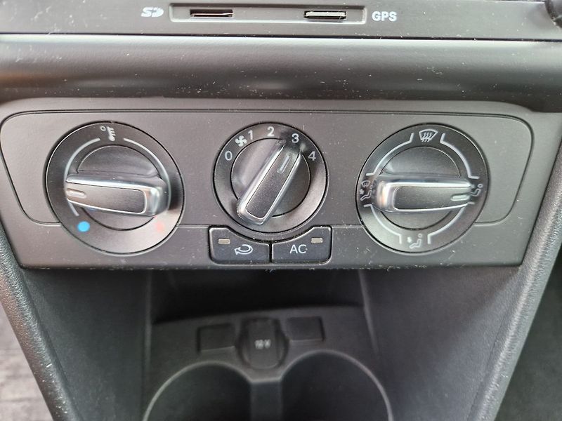 Volkswagen Polo Comfortline 1.4 - fotka 16 z 34