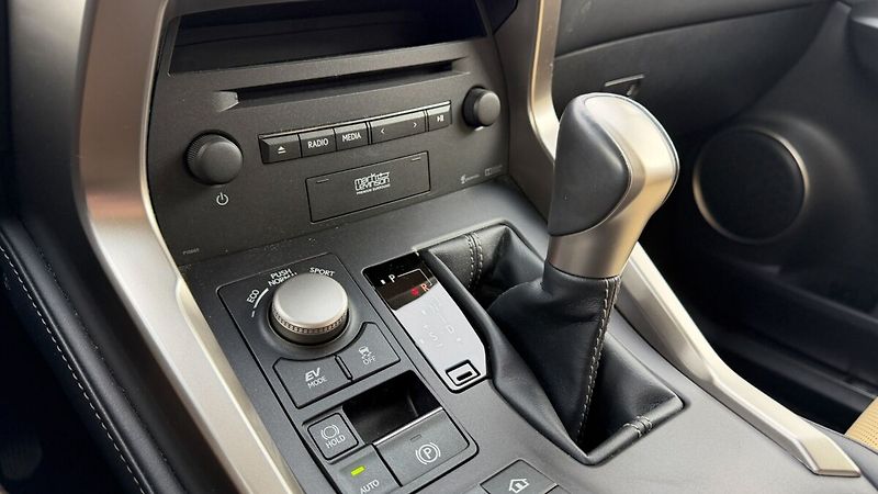 Lexus NX 300h 300H 2,5 HEV PREMIUM (LUXURY T - fotka 25 z 35