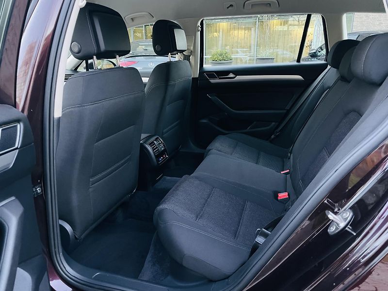 Volkswagen Passat 1.4TSI AUT TAŽNÉ SERVISKA LED - fotka 29 z 49