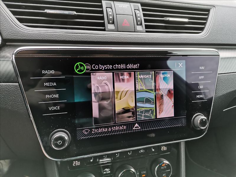 Škoda Superb 2,0 TDI SportLine Combi DSG - fotka 22 z 23