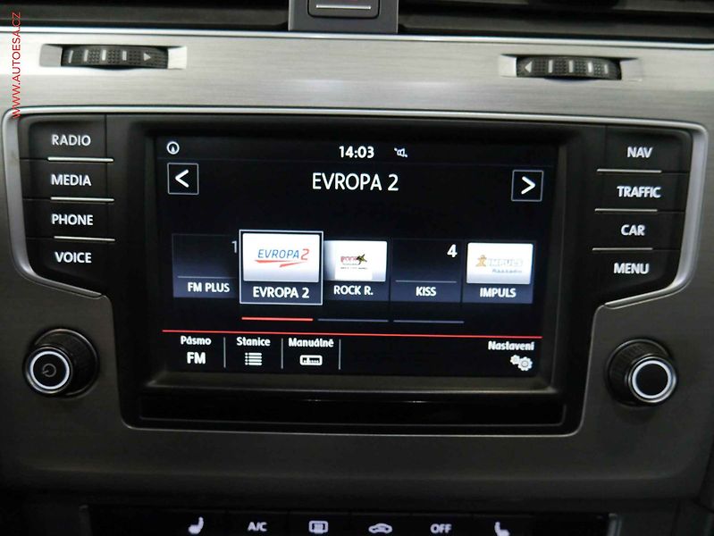 Volkswagen Golf (2015) 1.6TDi, Navi, panor - fotka 12 z 19
