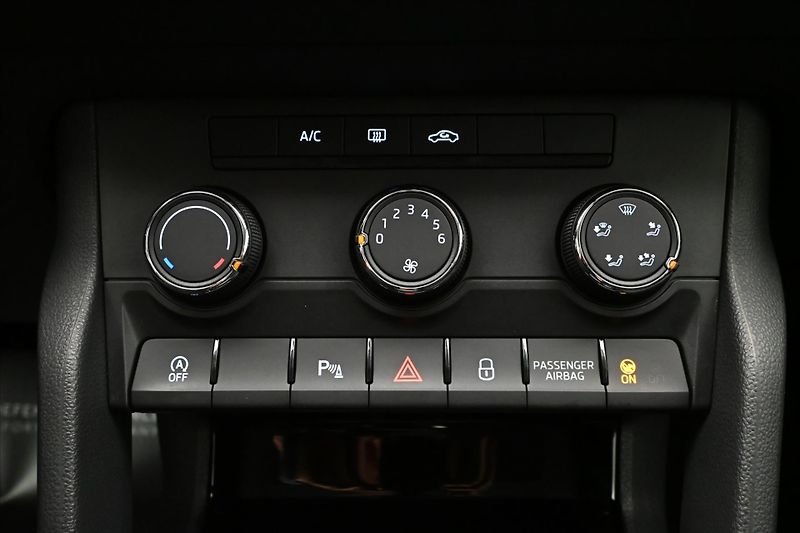 Škoda Karoq 2,0 TDI 110kW 4x4 DSG Ambition - fotka 21 z 30