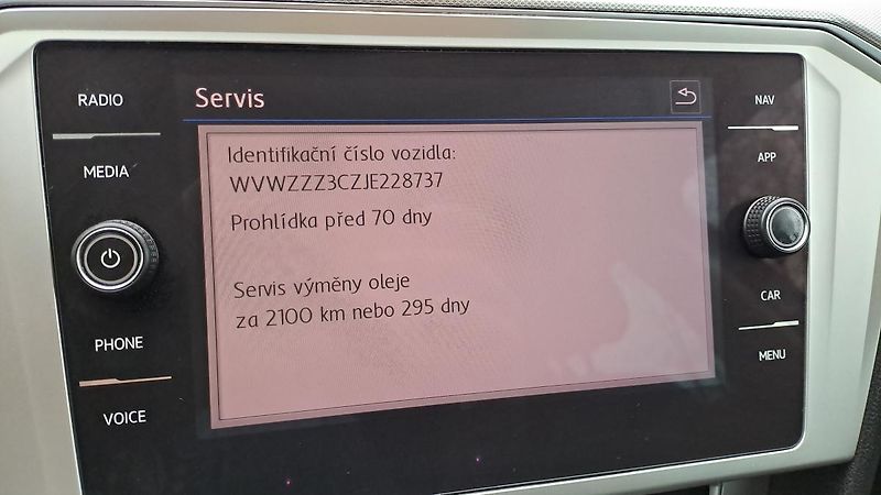 Volkswagen Passat 1.6 TDI ComfortLine Business - fotka 33 z 36