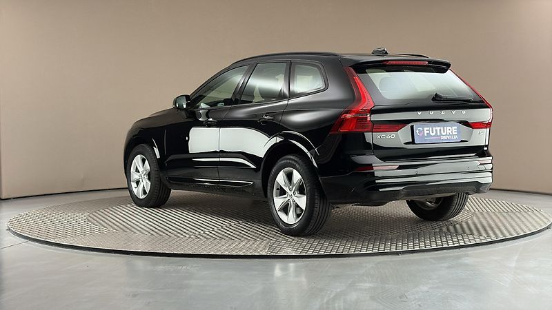 Volvo XC60 2.0 B4 AUT AWD Essential - fotka 2 z 27