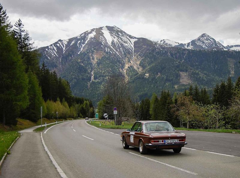 Všichni účastníci s vozy v cíli druhého ročníku Oldtimer Expressu, který mířil z Prahy do řeckých Atén.