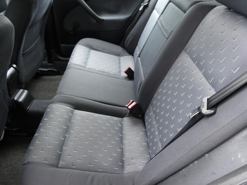 Škoda Octavia Kombi 1.6MPi rezervace - fotka 6 z 11