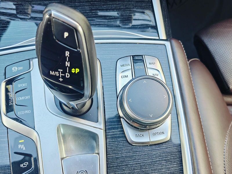 BMW Řada 7 (2016) 3,0 740d xDrive M - fotka 37 z 43