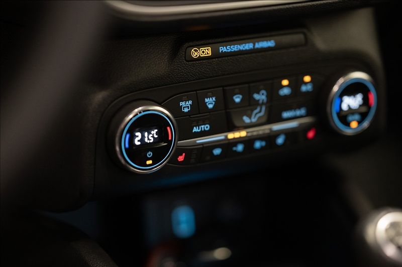 Ford Focus 1,5 TDCi NAVI VÝHŘEV VOLANTU - fotka 15 z 23