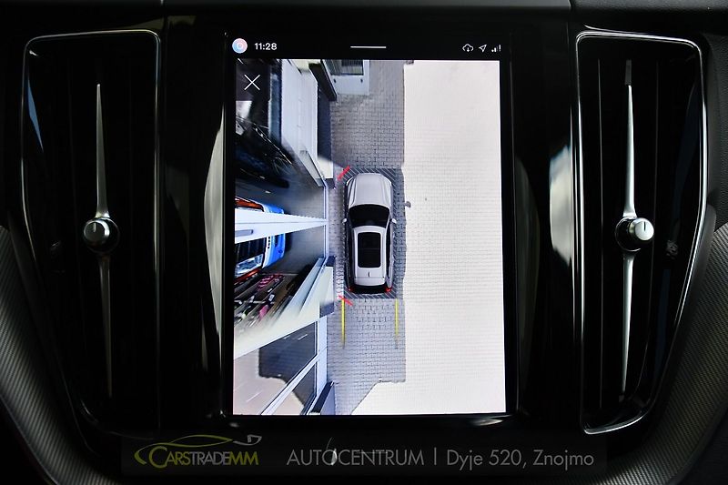 Volvo XC60 2.0T8 R-Desing RECHARGE - fotka 41 z 54