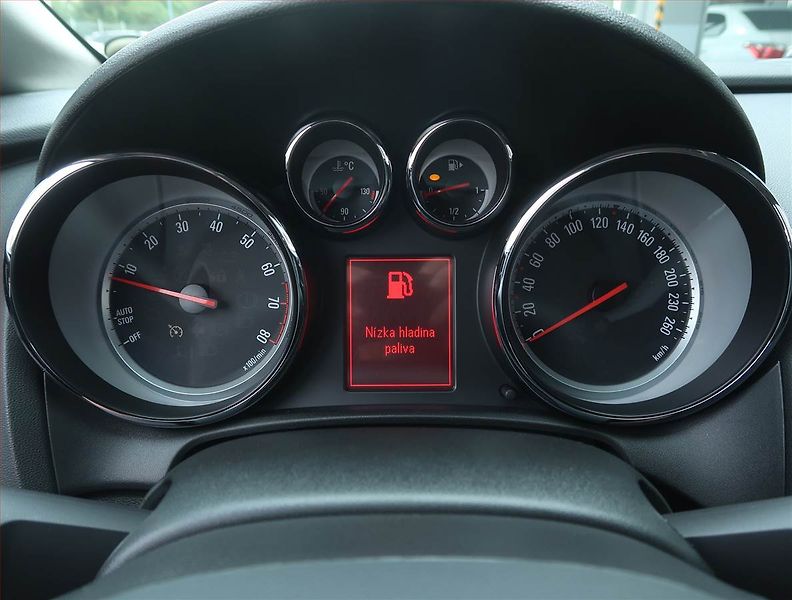 Opel Astra (2014) 1.6 T, Xenony, Tempomat - fotka 11 z 17