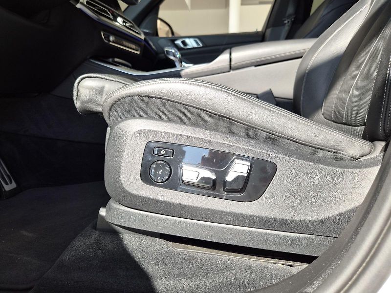 BMW X5 xDrive40i - fotka 12 z 33