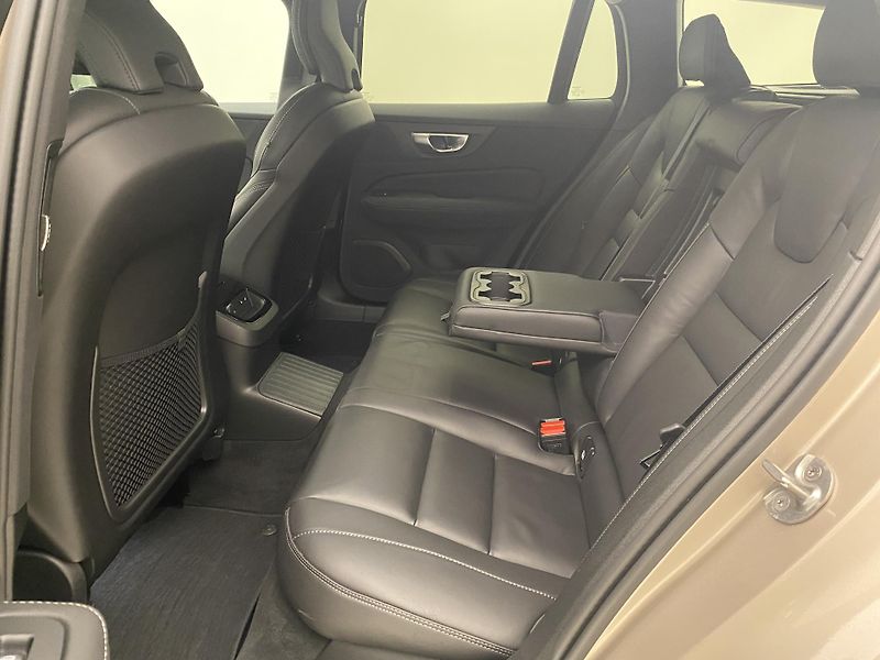 Volvo V60 T6 AWD RECHARGE DARK PLUS CZ - fotka 4 z 49
