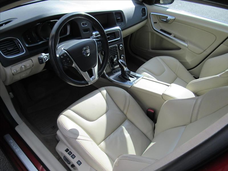 Volvo V60 2,4 D6 AWD Plug-in Hybrid - fotka 9 z 41