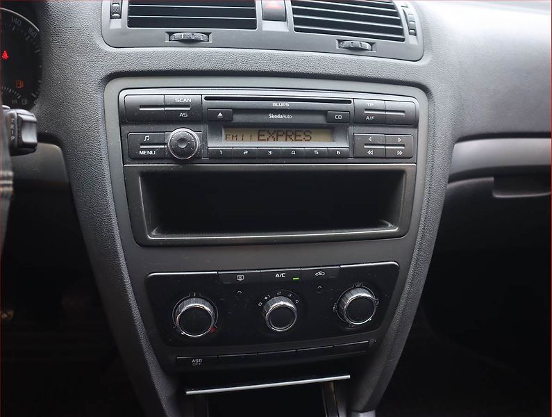 Škoda Octavia (2011) 1.6 TDI, Vyhř. sedaček - fotka 12 z 15