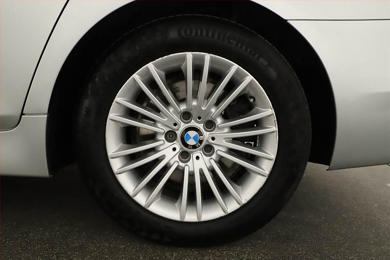 BMW Řada 5 (2014) Modern Line 525d xDrive, 4X4 - fotka 17 z 17