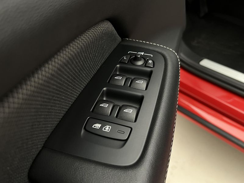 Volvo V60 T6 AWD DARK PLUS RECHARGE AUT - fotka 46 z 48