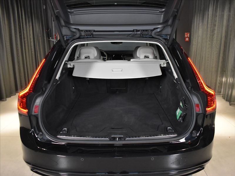 Volvo V90 2,0 B5 AWD Ultimate Pano,BLIS - fotka 10 z 30