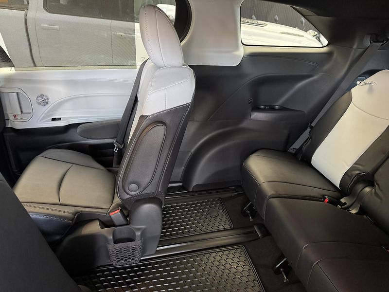 Toyota Sienna XSE 2,5 HEV AWD - fotka 14 z 46