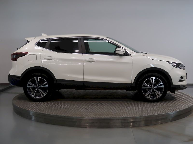 Nissan Qashqai (2021) 1.3DiG-T 103KW TAŽNÉ 360*CAMER - fotka 8 z 33