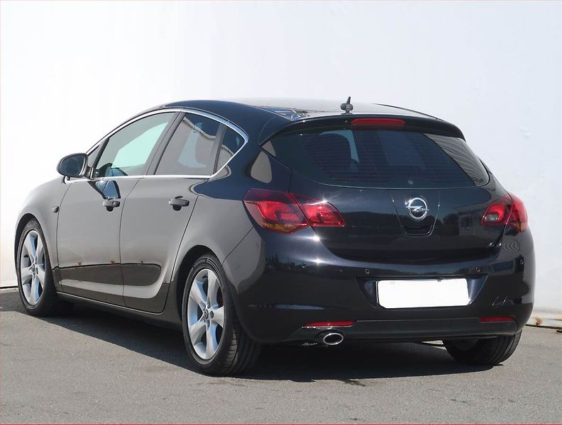 Opel Astra (2010) 1.4 T, Tempomat, Park. senzory - fotka 4 z 18