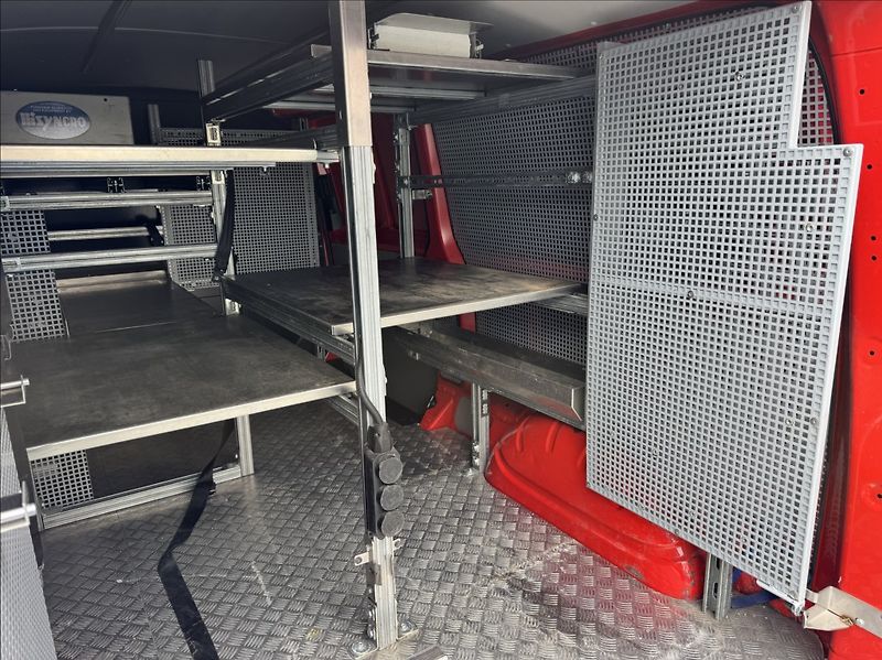 Volkswagen Transporter 2,0 TDI DSG LONG DPH 1.maj. ČR - fotka 24 z 50